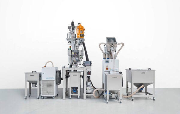 Vollumfängliche Materialaufbereitung: Eine Dosiereinheit wird mit einem Granulat-Entstauber TS5 (Neuware) und einem Granulat-Entstauber TS20 (Mahlgut) befüllt und in ein mobiles INOX-Silo abgegeben.
