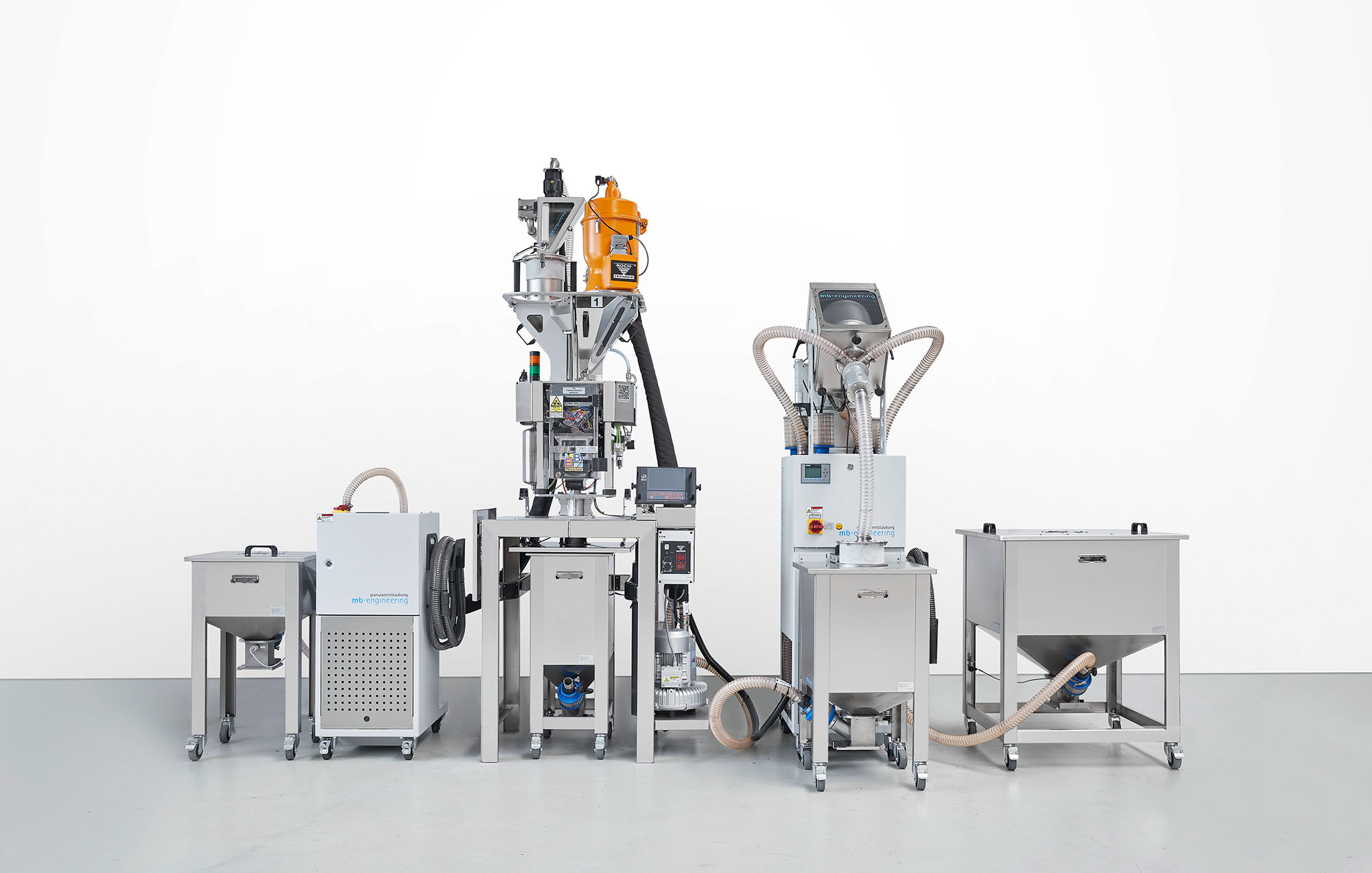 Vollumfängliche Materialaufbereitung: Eine Dosiereinheit wird mit einem Granulat-Entstauber TS5 (Neuware) und einem Granulat-Entstauber TS20 (Mahlgut) befüllt und in ein mobiles INOX-Silo abgegeben.